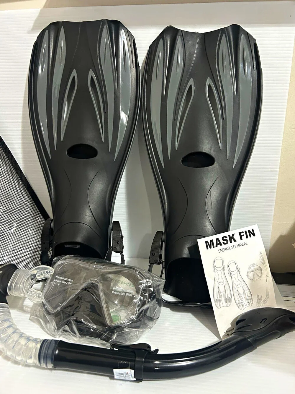 Black/Gray Snorkel Set: Mask, Snorkel & Fins, Mesh Bag, Size M (US 7-10)